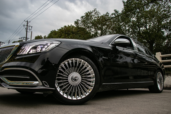 奔驰迈巴赫s560原车轮毂升级20寸高脚复合盖锻造电镀白轮毂