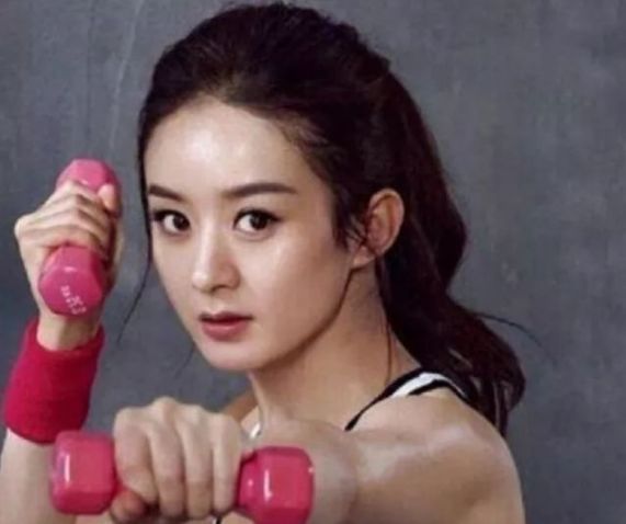 在《甜蜜暴击》中,关晓彤也给人留下了很深的印象,关晓彤打拳击的时候