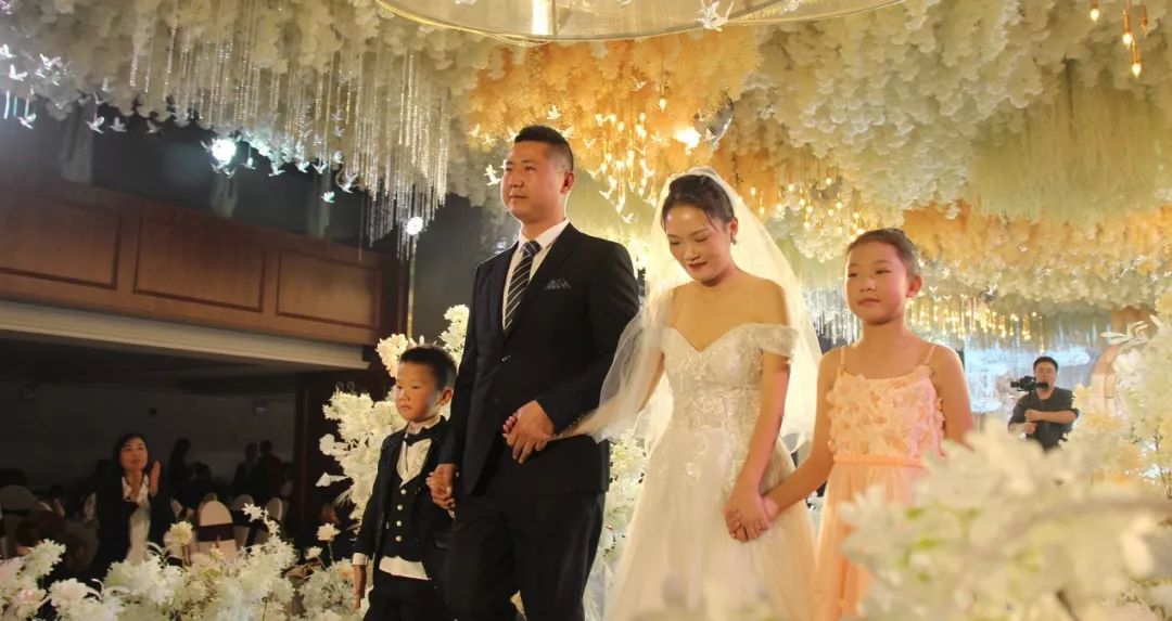 开启泸州婚礼新时代昕泽源梦婚庆主题酒店婚礼堂首映式完美落幕