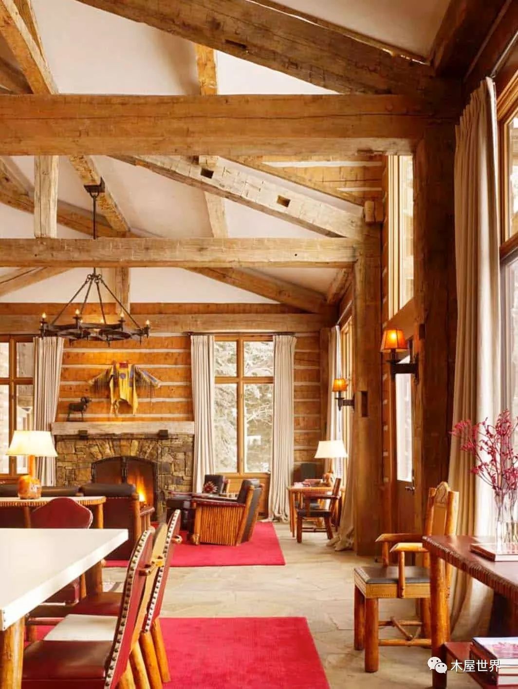 河畔林间令人惊叹的北美乡村木屋