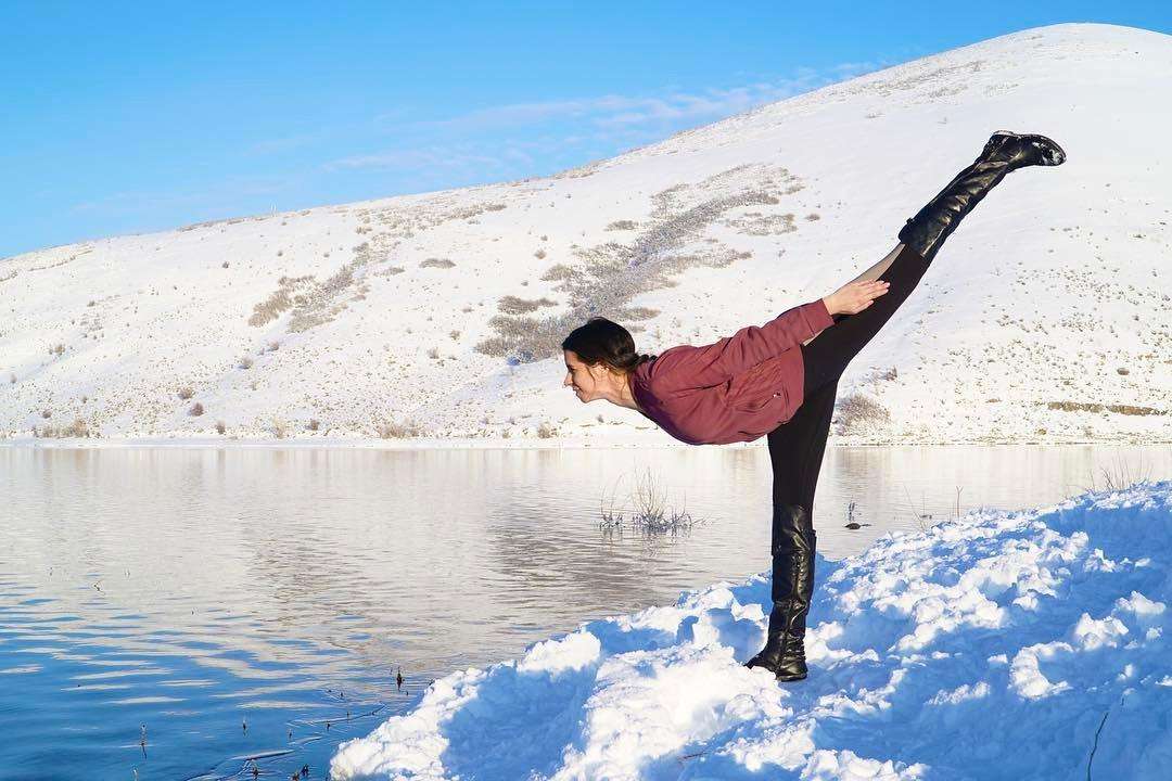 冬天的关节既僵硬又脆弱,所以关节需要特别保护好,不要穿一字肩的瑜伽