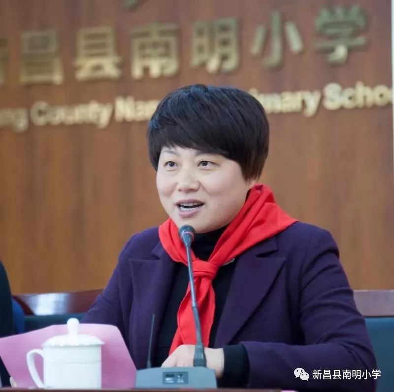接着,新昌南明小学校长杨晓玲发表讲话,对领导嘉宾,艺术家们的到来