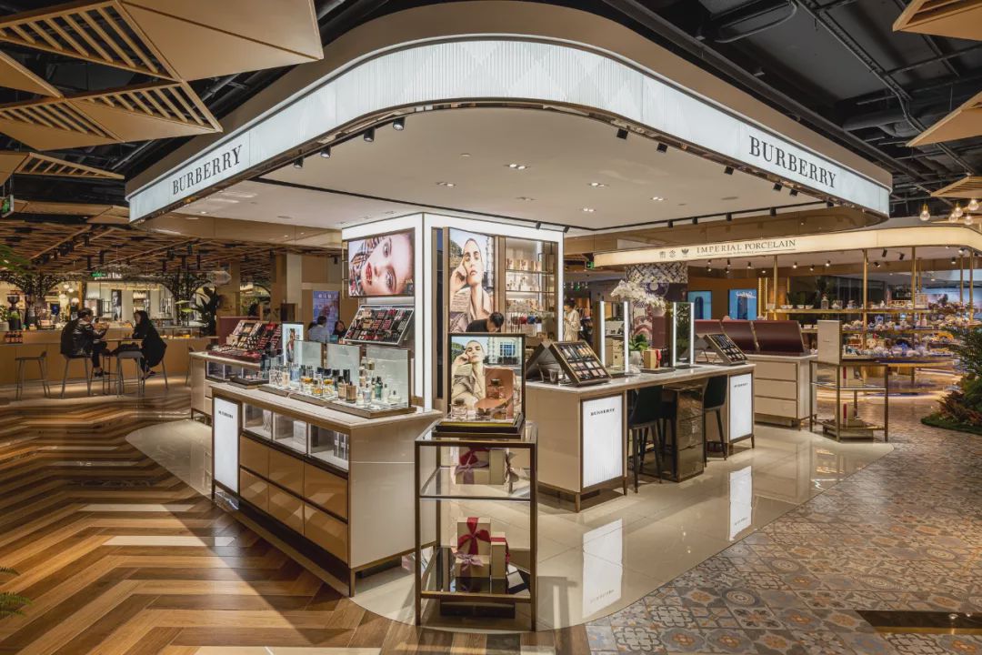 提起burberry, 不少人的第一反应就是格纹围巾,帅气风衣,可是动辄上万