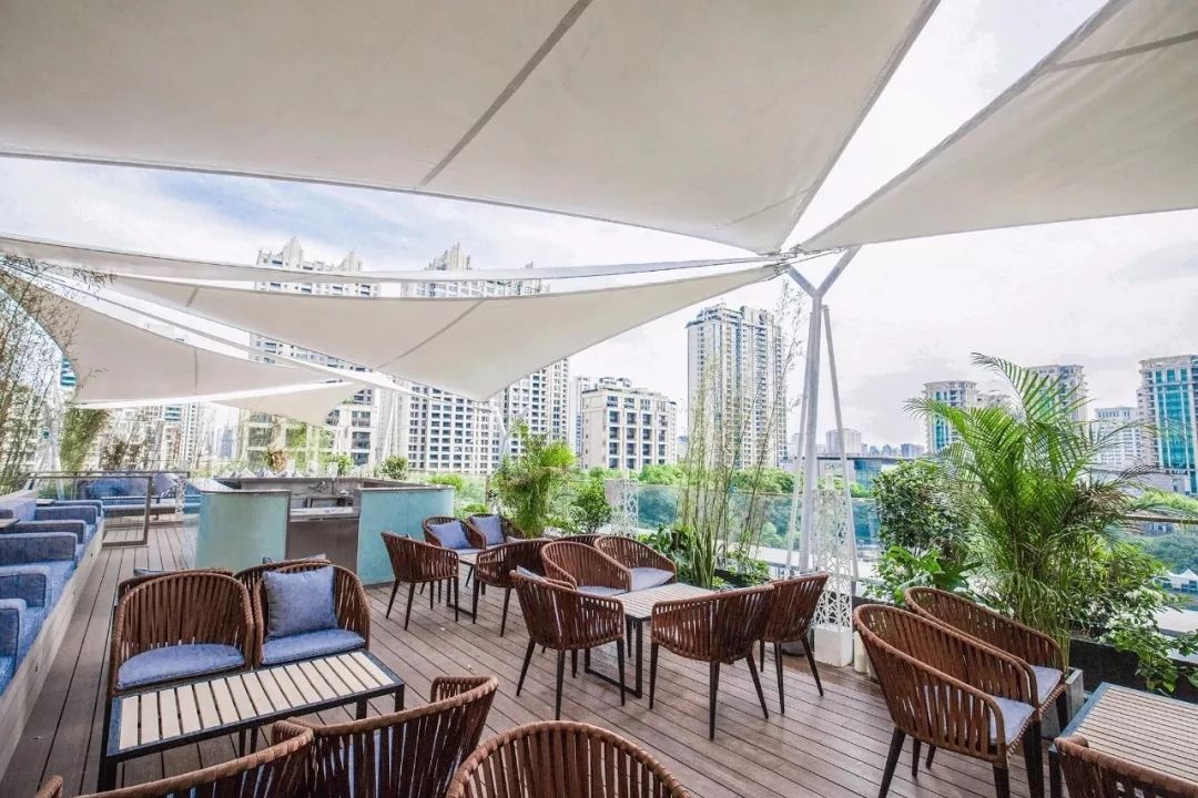 ▌长宁来福士 空中小型牧场,地面日式露台