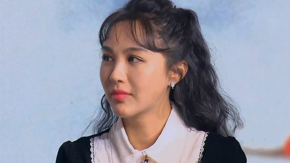 原创李菲儿近照脸僵到认不出,满脸肿胀认不出,截图街拍哪像一个人?