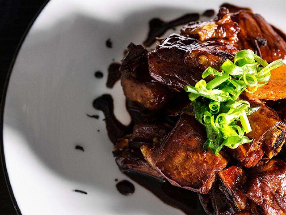 茶香牛肉食材:牛肉,红辣椒,丁香,花椒,小茴香,八角葱,姜,蒜,红酒将