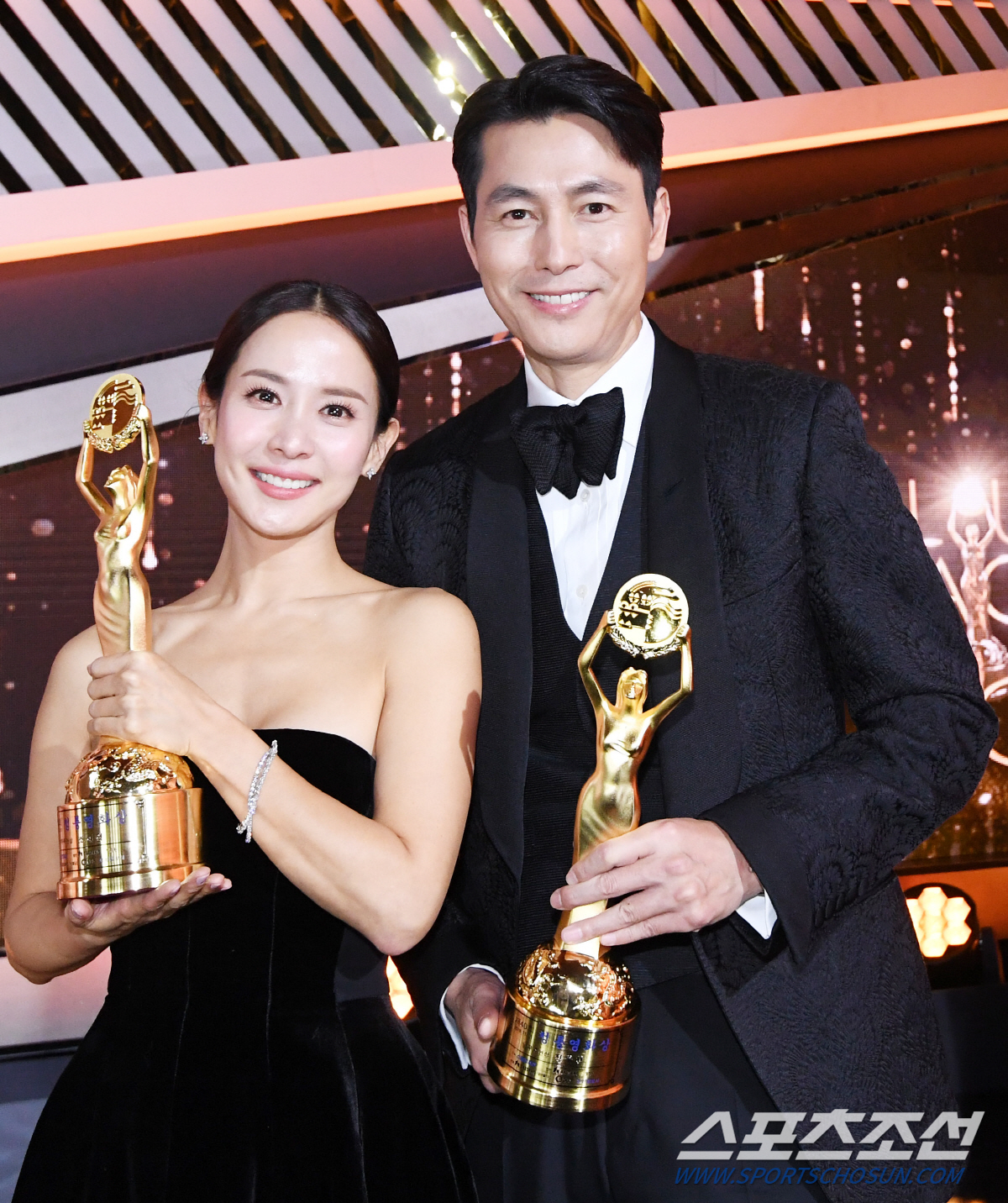 寄生虫称雄韩国电影青龙奖郑雨盛凭借证人夺最佳男主角