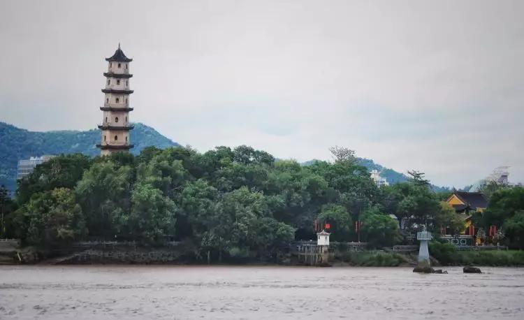 "一片繁荣海上头,从来唤作小杭州,一条瓯江穿成过,也是在做功课时