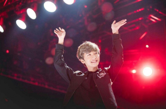 在s6全球总决赛上,那是小花生第一次崭露头角,白发少年意气风发.