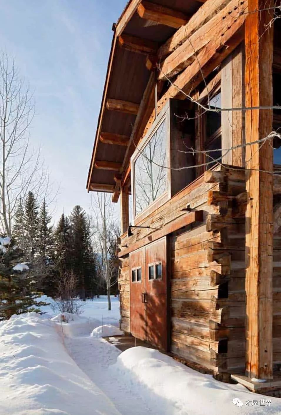 河畔林间令人惊叹的北美乡村木屋