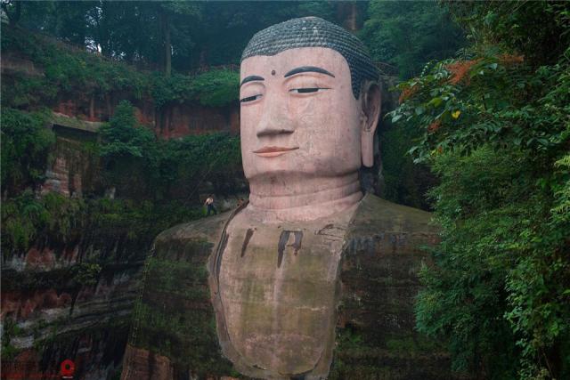 当然这座景区不仅仅只有这一座大佛,并且这儿景色迷人,是著名的景色