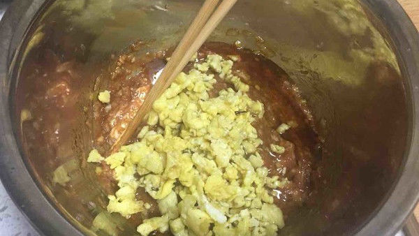 放入酱油,香油(多放),同方向搅拌5.