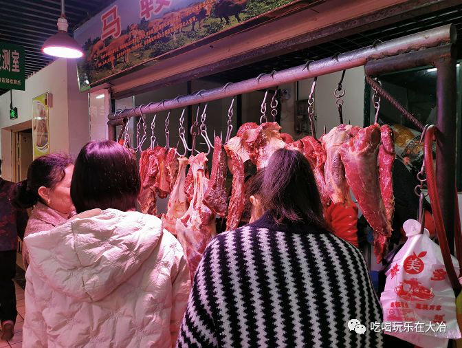 小编了解到原来批发价一斤25~26元,现在降到了23元,猪肉摊的猪肉价格