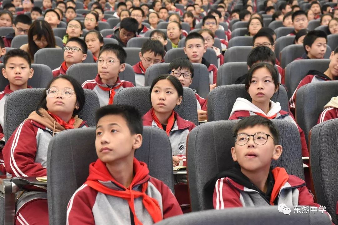 预防校园欺凌构建平安校园践行者东湖中学开展八年级法制宣传教育讲座