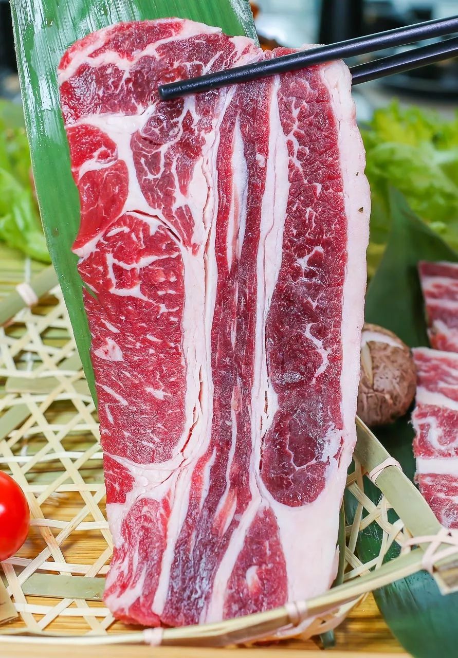 牛眼肉可以说是相当高档部位肉,似大理石的纹路,红白分明,肉质厚实