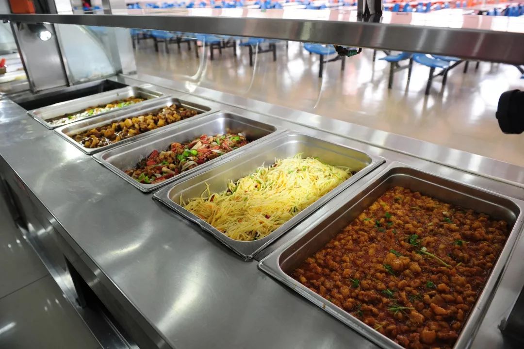 东风中学校园里严相随食堂内爱作伴