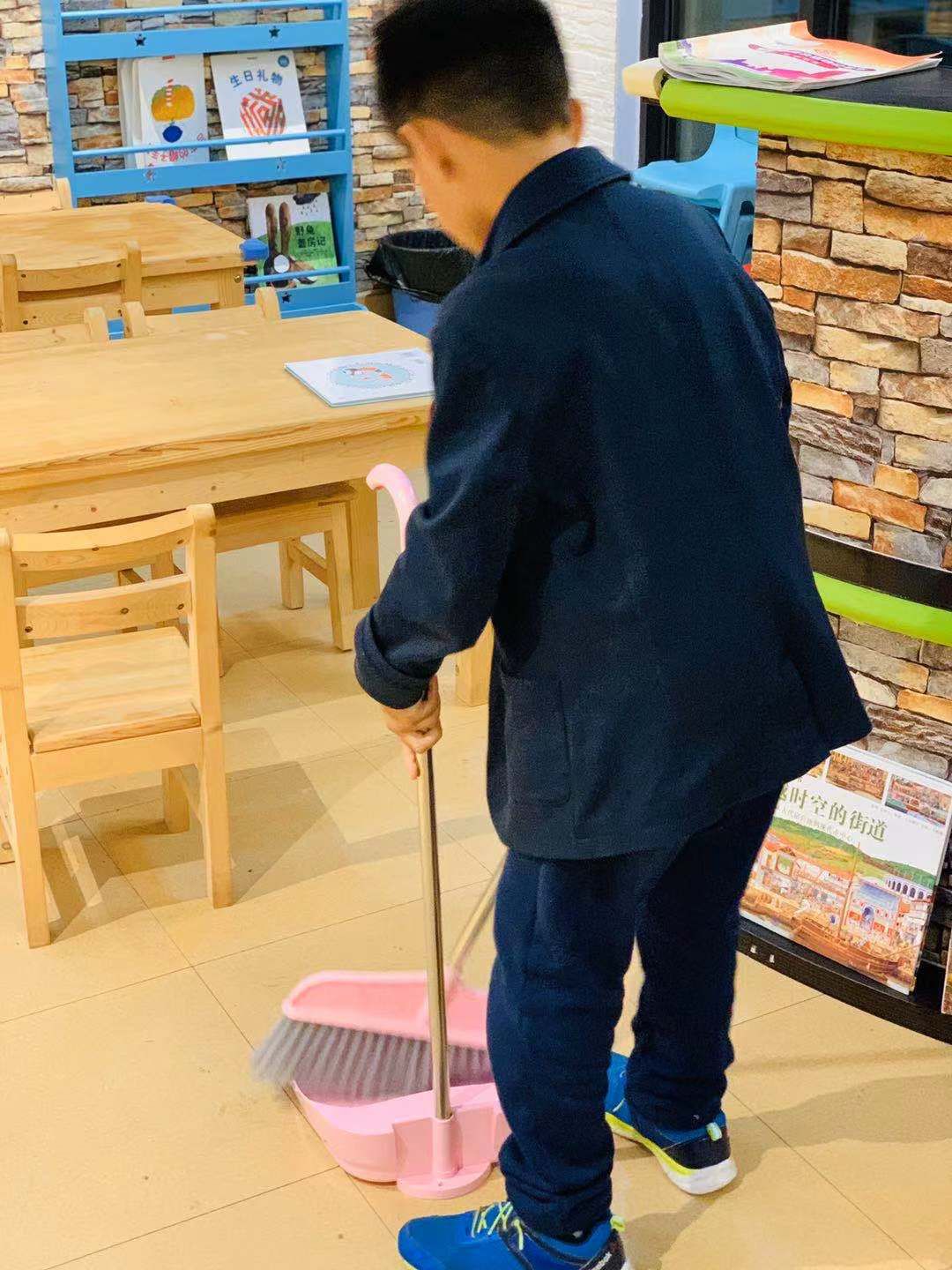 "小小图书管理员"已经能有条不紊地整理图书,给小朋友们讲解绘本故事