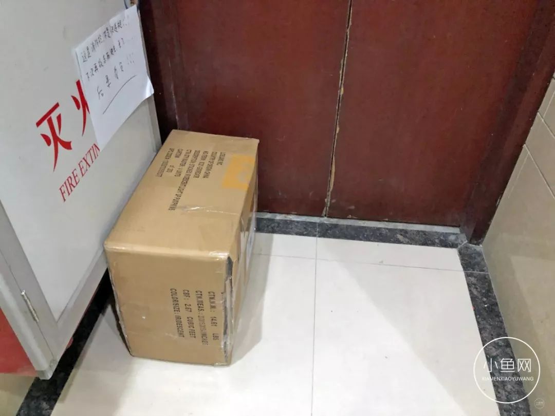 ▽楼道里▽家里在哪都能看到快递的影子这阵子最不缺的就是快递了深夜