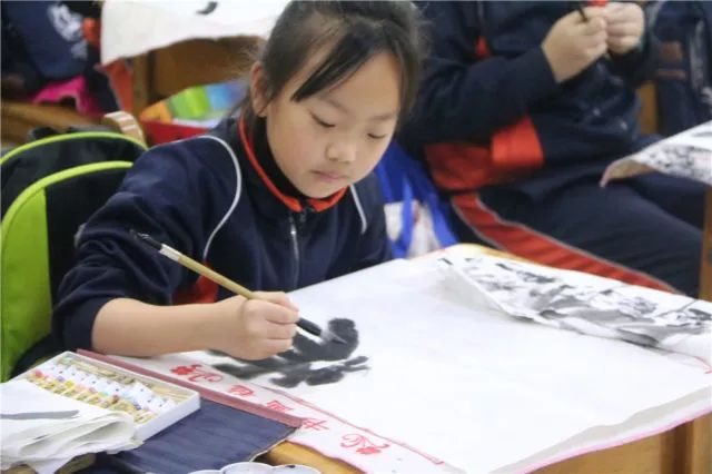 学校的艺术教育一定要通过课堂教学,为学生打好艺术教育的基础.