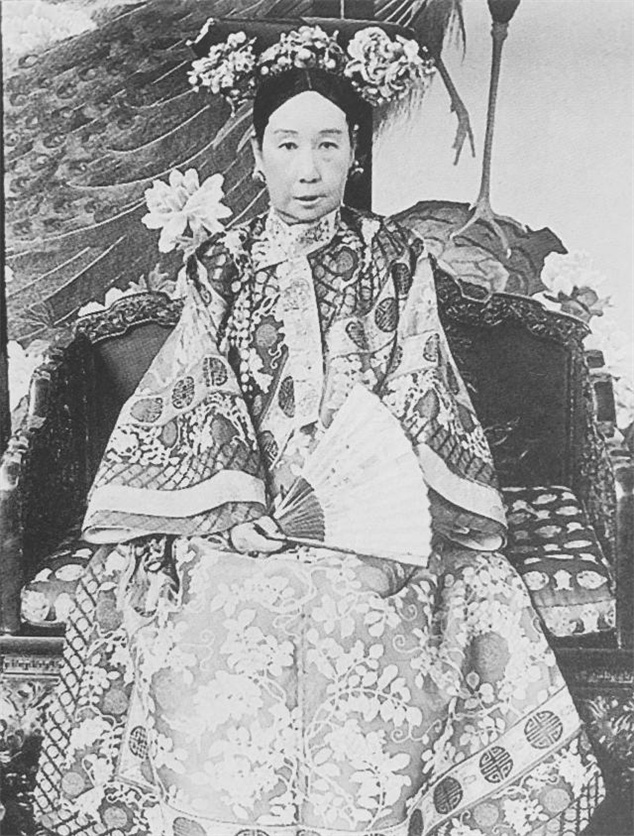 慈禧太后"私房照":图1侧身赏雪,图4手持"玉净瓶"扮观音_照片