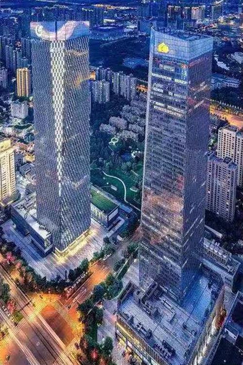 移师西安高新区腹地唐延路,驻足于高新区摩天地标绿地中心双子塔,整个