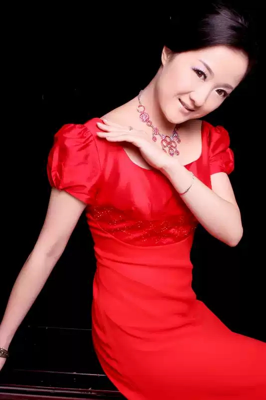 级演员,2004年毕业于上海音乐学院声乐系,师从著名女高音歌唱家陈其莲