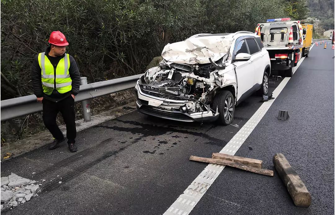 高速上,越野車追尾貨車被拖行3.6公里! 更嚇人的是