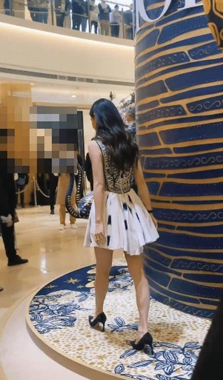 杨颖不惧寒冷着短裙现身,路人镜头下的她纤细身材好似少女