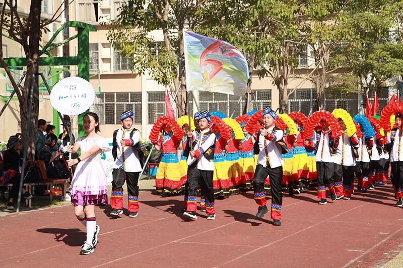 育才三中校长魏艳侠在运动会开幕式上表示,育才三中自建校以来坚持"不