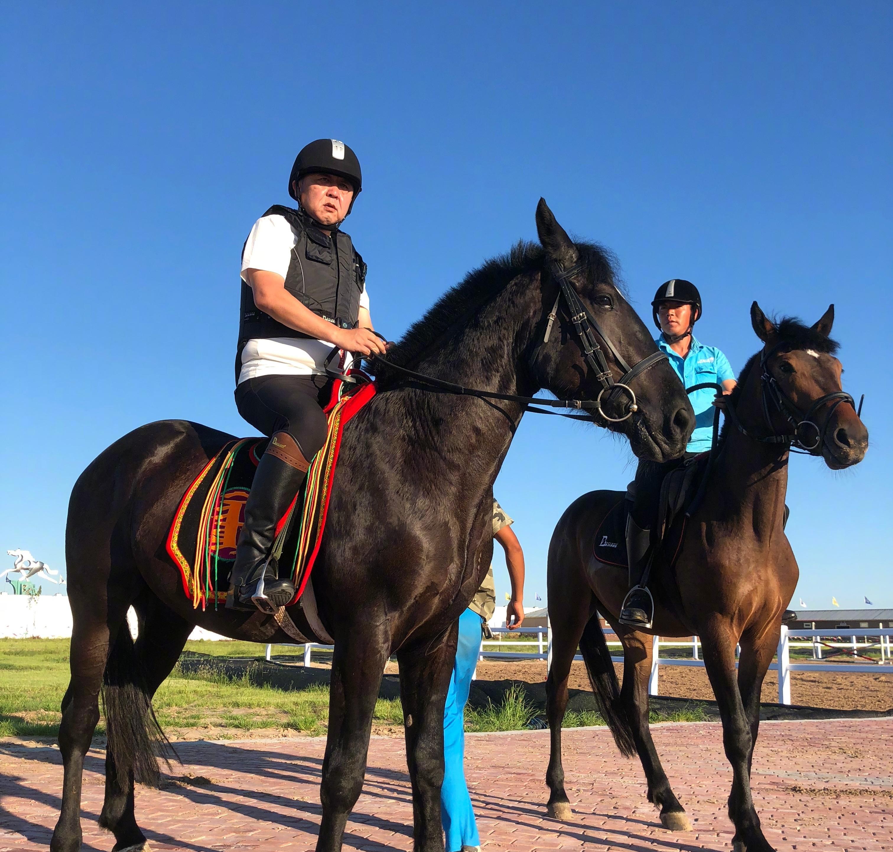 原创喝酒抽烟还烫头的德云社于谦,竟举办了一项马术比赛!