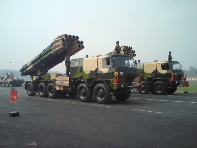 印度军队目前装备的主力远程火箭炮,是进口自俄罗斯的bm30"龙卷风"300