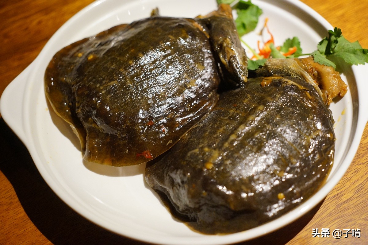 卤味小馆别看菜品简单却特别能下酒小甲鱼一上桌就特别吸引眼球