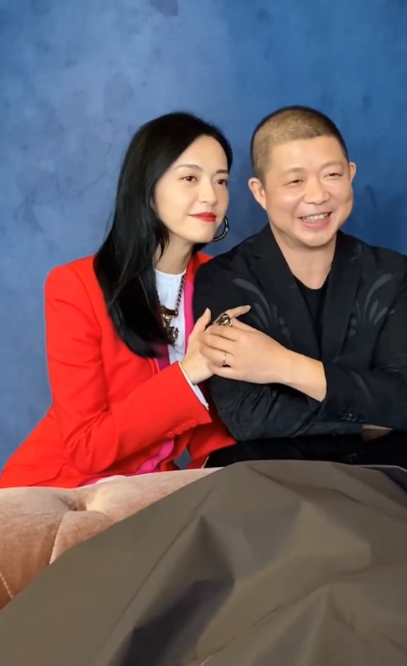姚晨与老公合照化身迷妹主动挽曹郁手臂深情望向他如热恋情侣