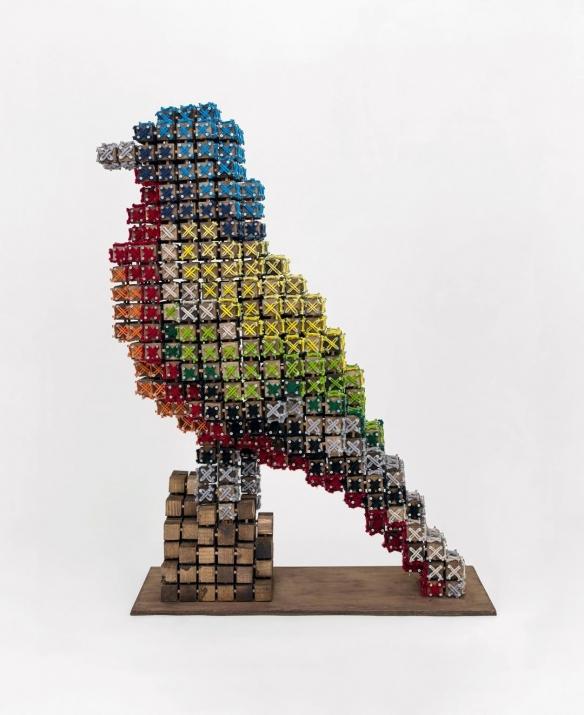 把十字绣搬上墙?葡萄牙艺术家螺钉毛线创作绘画