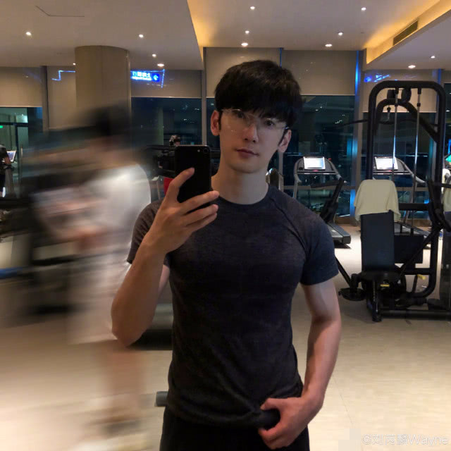 而这位女粉丝身材火辣,刘芮麟非常明显对她有着浓厚的兴趣