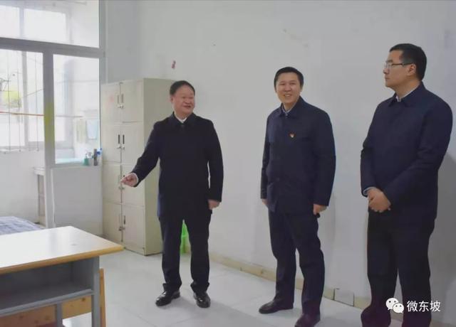 在茂县八一中学的援茂教师寝室,廖小宁摸了摸床铺棉被,看着简单陈设