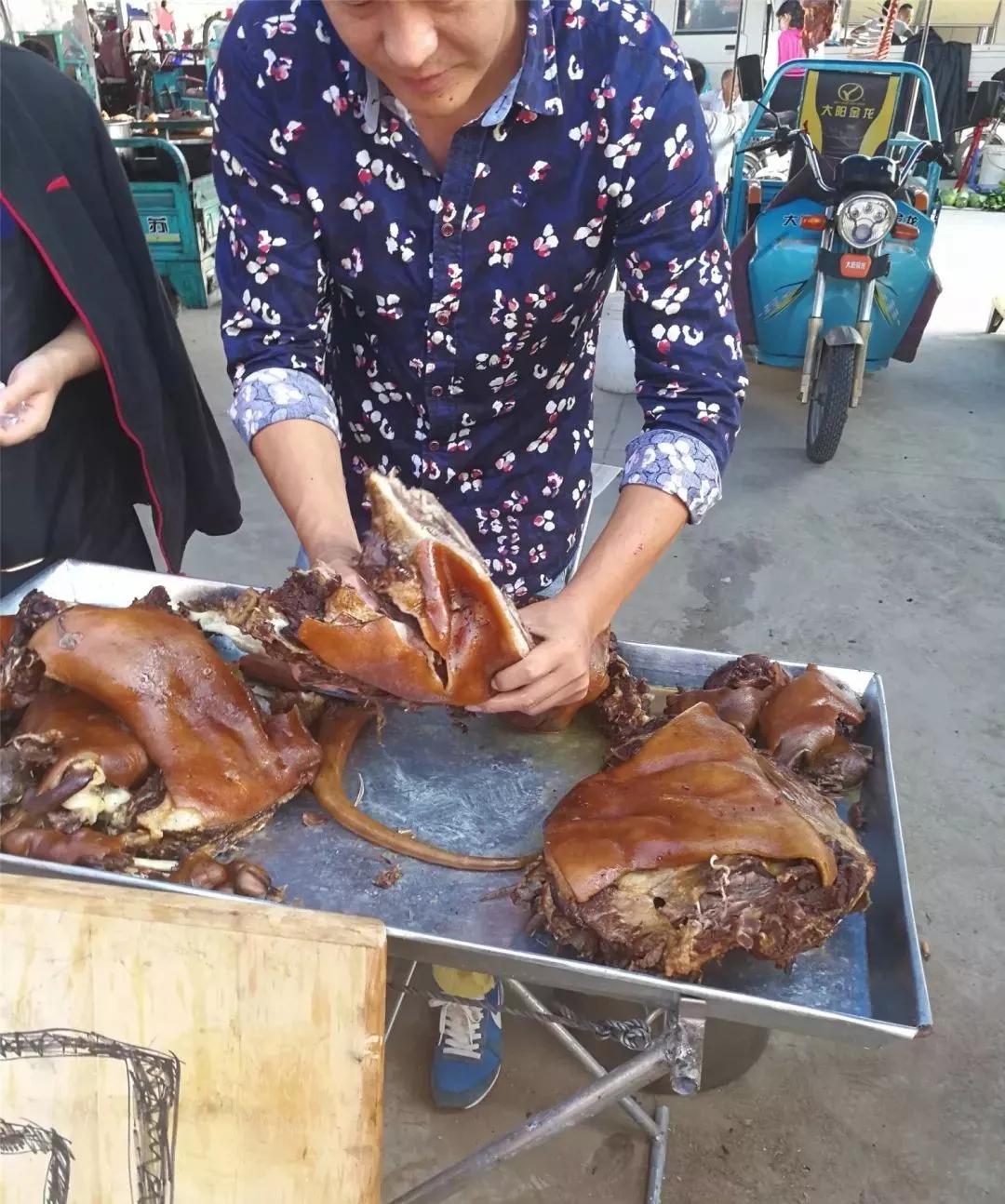 狗肉滚三滚神仙站不稳农村夫妻的特殊肉食摊一天卖掉一只狗