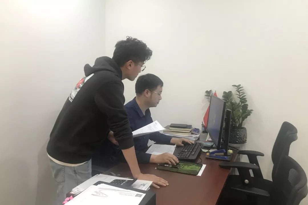 思想建设夜深了财务办公室还有一盏灯亮着