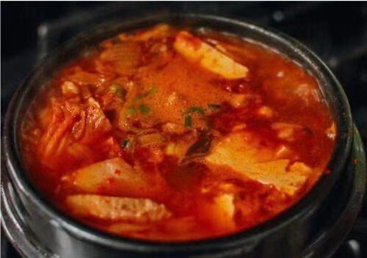 kimchi jjigae (kimchi stew)泡菜燉豬肉接下來是最吸引人的主菜環節!