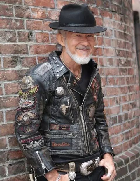 68岁最潮牧师大爷爱纹身爱机车爱撸铁身材秒杀一众鲜肉