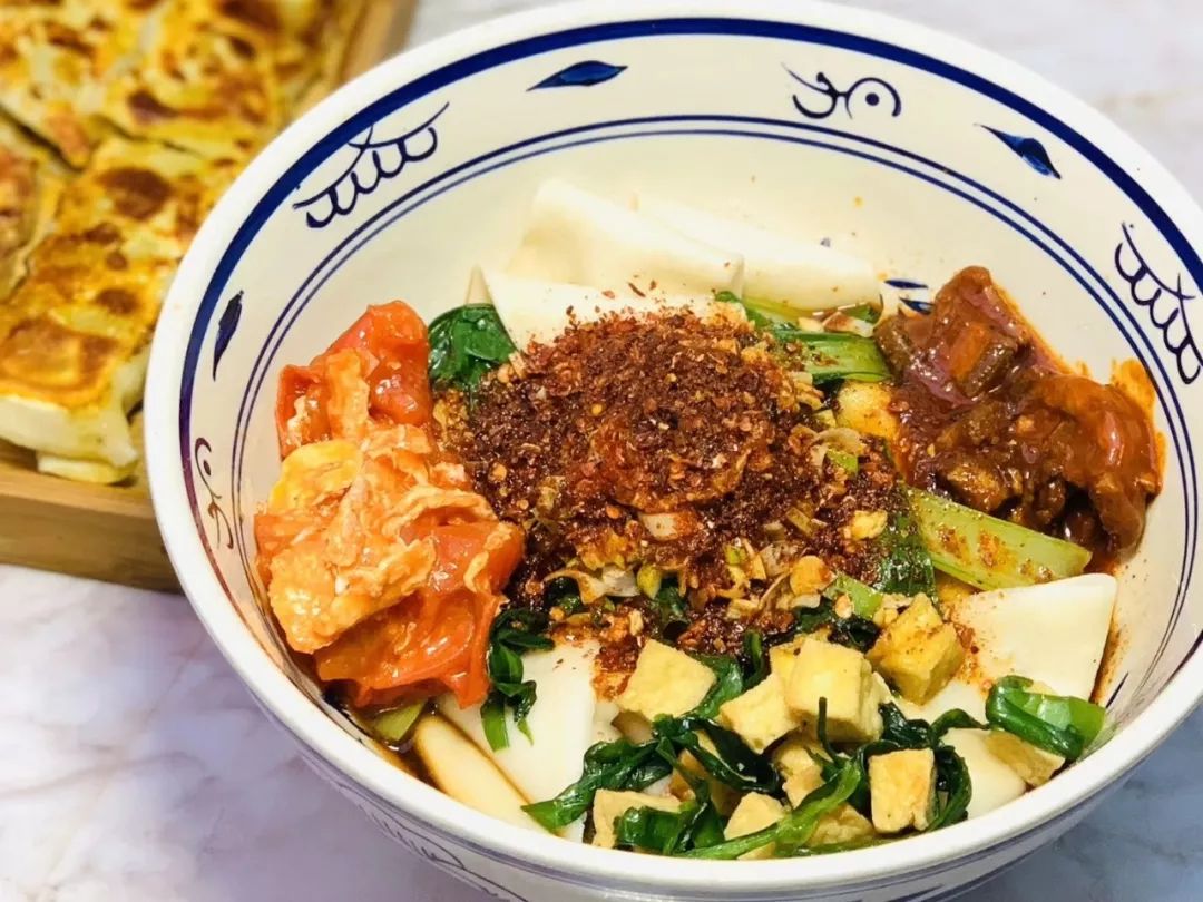 大碗宽面又叫三合一扯面是陕西八大怪"碗盆分不开"的大老碗之一另一大