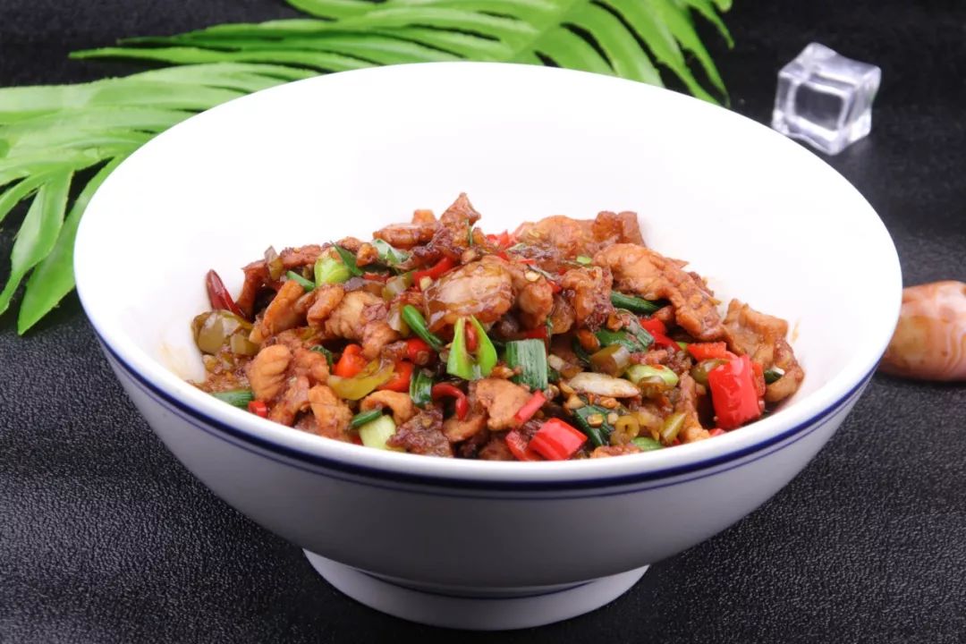 吃多少,送多少,萍乡这家餐厅一到饭点就爆满,还有鲈鱼免费送