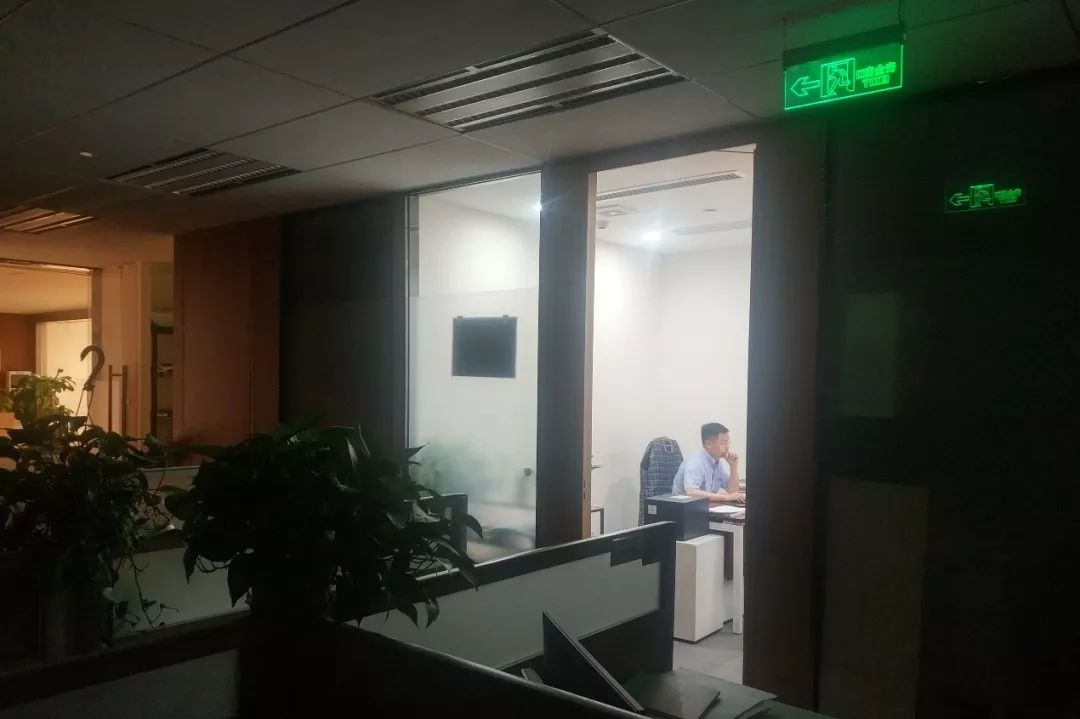 思想建设夜深了财务办公室还有一盏灯亮着