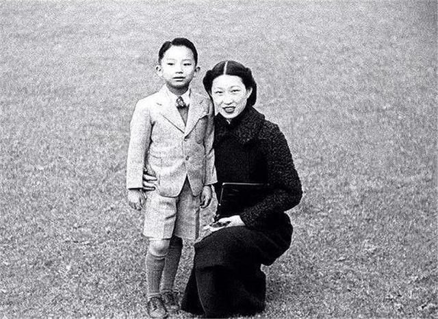 他一生前后有三个妻子:大他三岁的原配发妻于凤至,谷瑞玉以及赵四小姐
