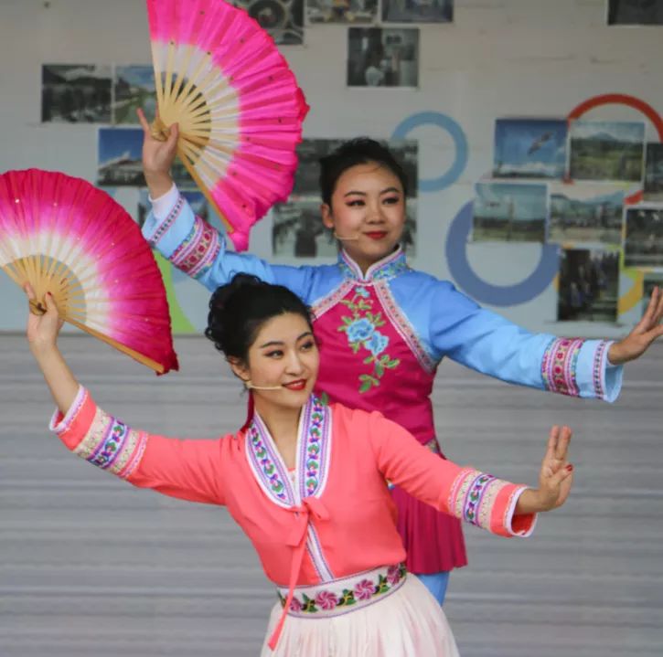 彩调折子戏《十月花》柳州市艺术剧院的演员们一开始就为大家带来了