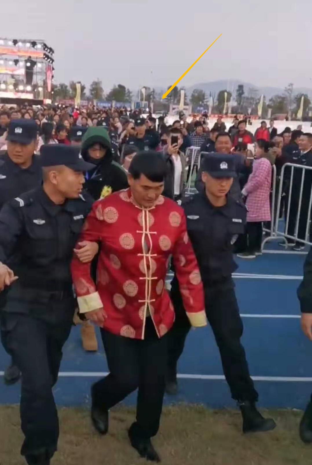 大衣哥朱之文演出宛如大明星七八名保镖护送追星人群超狂热