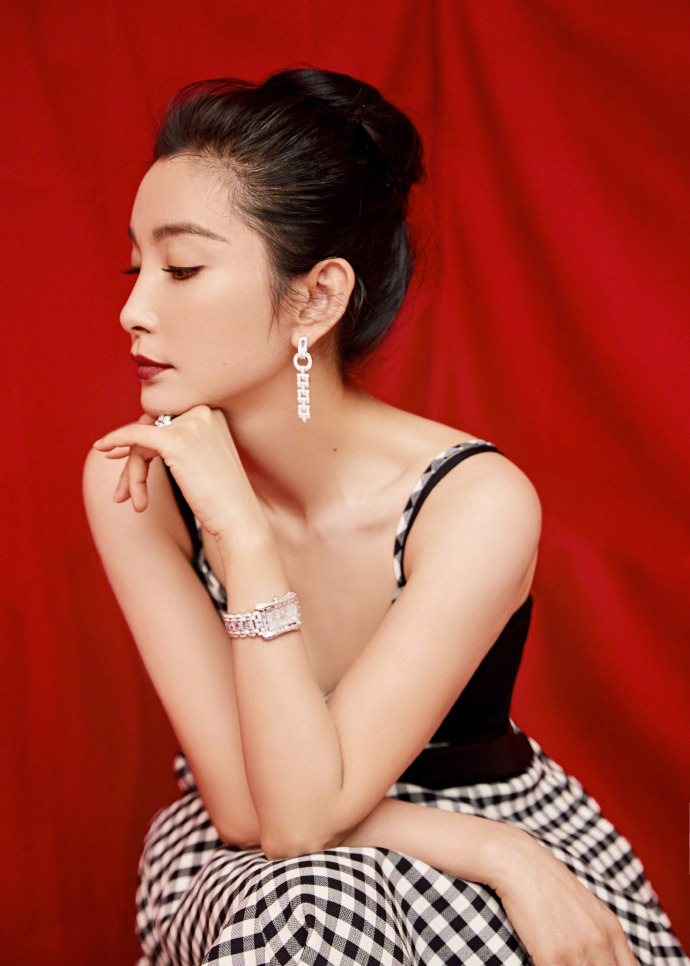 李冰冰,金鸡奖红毯造型,黑白格纹裙,优雅之中带着一股飒爽气质