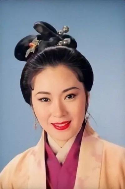 还记得和梁小龙搭档的樱子吗?她近60岁仍未婚,美貌却不减当年_魏秋桦