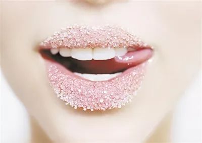 不过很多人在嘴唇干燥时都会下意识舔舔,虽然口水可以让嘴唇暂时湿润