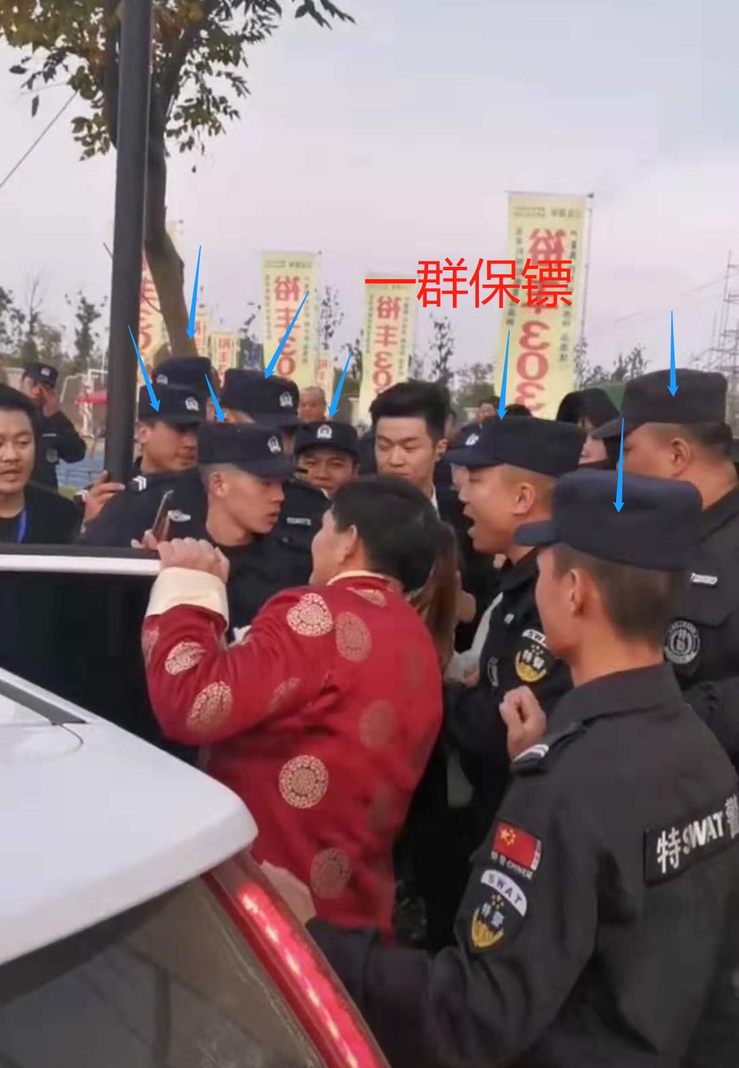 大衣哥朱之文演出宛如大明星七八名保镖护送追星人群超狂热